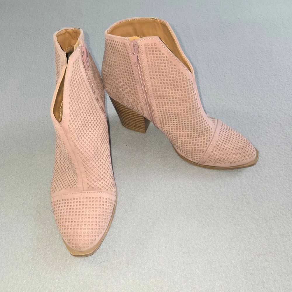 Qupid Ankle Booties Womens 7.5 Blush Pink Perforated V-Cut Block Heel Pointed